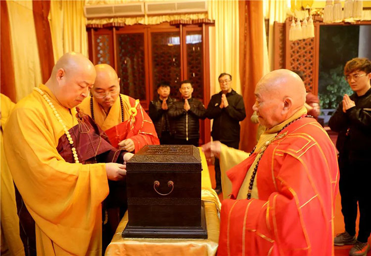 弘法寺隆重舉行恭送本煥長老舍利赴甘肅酒泉敦煌市雷音寺永久供奉法會