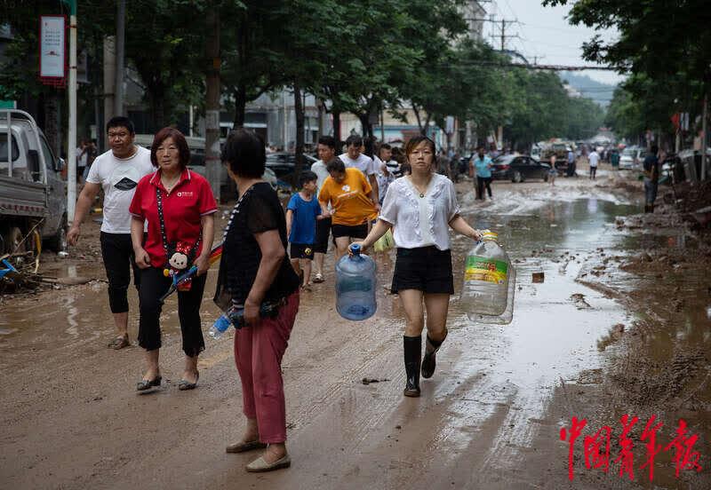 暴雨后的米河鎮(zhèn)生活：水電仍待恢復(fù) 村民積極自救 