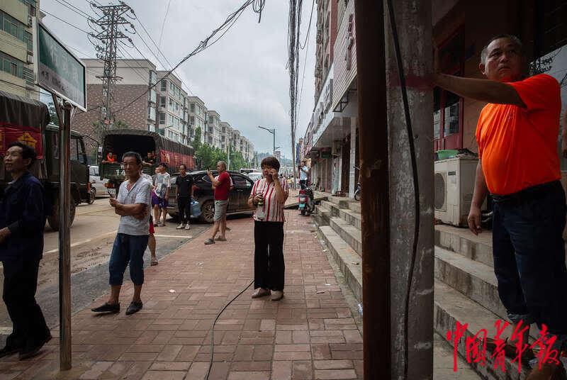 暴雨后的米河鎮(zhèn)生活：水電仍待恢復(fù) 村民積極自救 