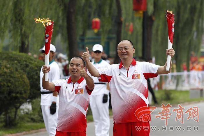 十四運(yùn)會和殘?zhí)貖W會火炬在咸陽傳遞 68名火炬手接力傳遞