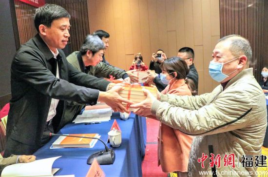 圖為領(lǐng)書儀式。葉伏國 攝
