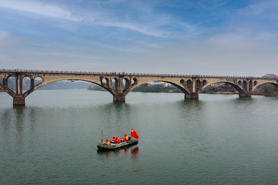 95后“蛙人”潛游江海 勇護(hù)大橋