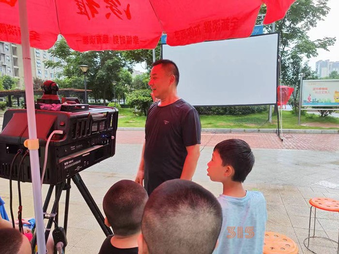 蔡圣友正在放映電影。鄭雨潔攝