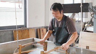 浙江開化縣手工匠人黃宏健精心復原開化貢紙制作技藝